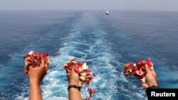 Keluarga korban menebar bunga ke laut sebagai tanda perpisahan.