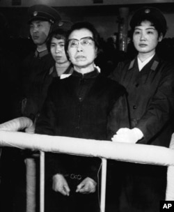 毛泽东的遗孀，"四人帮"之一的江青在北京法院受审。她被判处死缓。她在法庭上呼喊“革命万岁”（1981年1月）