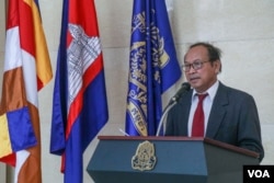 Mr. Phay Siphan, a government spokesperson, speaks at a press conference on Cambodia and China Relation, in Phnom Penh, March 11, 2019. (Khan Sokummono/VOA Khmer)