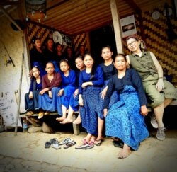 Melanie bersama para penenun Badui (courtesy: Melanie).