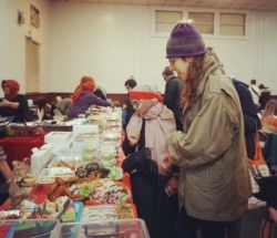 Warga lokal New York membeli makanan Indonesia (courtesy: IGA New York).