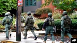 Specijalni tim policije na mestu pucnjave