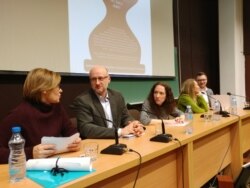 Svetlana Lukić, Nemanja Nenadić, Sofija Mandić, Snježana Milivojević i Raša Nedeljkov na tribini o izbornim uslovima "Cvet, slon ili bojkot", u sklopu serije tribina "Nije filozofski ćutati", na Filozofskom fakultetu u Beogradu, 26. decembra 2019. (Foto: Veljko Popović, VoA)