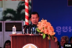 លោកនាយករដ្ឋមន្ត្រី ហ៊ុន សែន ដែលជាប្រធានគណបក្សប្រជាជនកម្ពុជា ចូលរួមក្នុងការប្រារព្ធខួបអនុស្សាវរីយ៍ លើកទី៦៦ ថ្ងៃបង្កើតគណបក្សប្រជាជនកម្ពុជា ក្នុងរាជធានីភ្នំពេញ នៅថ្ងៃទី២៨ ខែមិថុនា ឆ្នាំ២០១៧។ (ហ៊ាន សុជាតា/VOA)