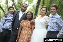 លោក ជិត នីន (Ched Nin) និង​ភរិយាគឺ​អ្នកស្រី ជែននី ស្រី (Jenny Srey)​ និង​កូនៗនៅ​ថ្ងៃ​រៀបអាពាហ៍ពិពាហ៍។ (រូបថត​ផ្តល់​ឲ្យ​ដោយ RELEASE MN 8)