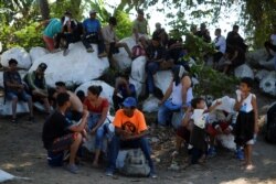 Para migran Amerika Tengah beristirahat di Tecun Uman, perbatasan Guatemala-Meksiko.