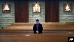 Misa u katoličkoj crkvi u Ankeniju u Ajovi snima se i strimuje za vernike. 