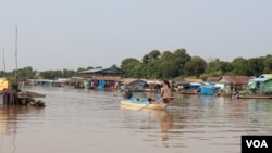 រូប​ឯកសារ៖ ភូមិលិចទឹករបស់ប្រជាពលរដ្ឋលើផ្ទៃទន្លេសាប​នៅ​ជាប់​តំបន់​ព្រៃ​លិចទឹក​នៅ​​ក្នុងតំបន់ឆ្នុកទ្រូ ខេត្តកំពង់ឆ្នាំង កាលពីខែមីនា ឆ្នាំ២០២០។ (ស៊ុន ណារិន/វីអូអេ)