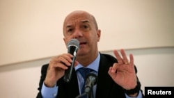 El excomisionado de policía de Caracas, Ivan Simonovis, habla después de que Carlos Vecchio, enviado a EE. UU. del líder opositor Juan Guaidó, lo nombrara asesor de seguridad nacional para la embajada, el 10 de julio 2019.