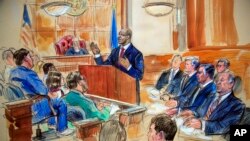 Este boceto del tribunal muestra a Paul Manafort, segundo desde de la derecha, sentado junto con sus abogados, el jurado, a la izquierda, y el Juez del Tribunal de Distrito de EE. UU. T.S. Ellis III, en el centro, escuchando al fiscal Uzo Asonye, de pie, durante los argumentos de apertura en el juicio del ex presidente de campaña del presidente Donald Trump, Manafort, sobre la evasión de impuestos y los cargos de fraude bancario. (Dana Verkouteren vía AP)