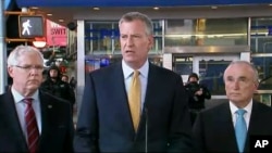  Bill de Blasio, maire de New York, lors d'une conférence de presse à Times Square, le 18 novembre 2015. (WNYW Fox 5 NY via AP)