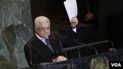 El presidente palestino, Mahmoud Abbas, muestra la carta de solicitud ante la Asamblea de la ONU.