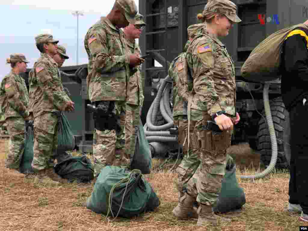 Como consejo para los migrantes en camino a la frontera, el soldado Pérez dijo a la Voz de América: "Que vengan legal, porque si se vienen así, yo tengo que hacer mi trabajo, porque yo soy profesional, y tengo que hacer mi trabajo como es, pero si ellos vienen acá legalmente yo soy todo para ellos."