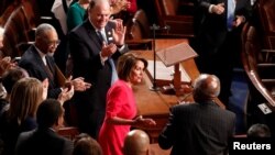 Članovi Predstavničkog doma aplaudiraju predsedavajućoj Nensi Pelosi