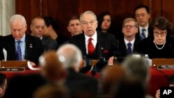 Mwenyekiti wa Kamati ya Sheria ya Baraza la Seneti Charles Grassley, R-Iowa, (kati), akiwa na wajumbe wa kamati hiyo. 