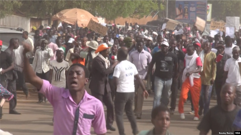 Dandazon daliban Jami'ar Abdoul Moumouni Dioffo yayin wata zanga zanga da suka yi. Ranar Litinin 10 ga watan Afirilu shekarar 2017.