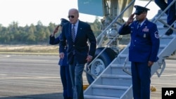 Rais Joe Biden akiwasili kwenye Air Force One katika Uwanja wa Ndege wa Hifadhi ya Kitaifa ya Grand Canyon, Jumatatu, Agosti 7, 2023.AP 