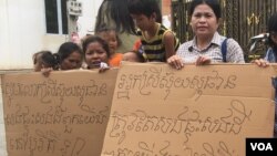 ក្រុម​អ្នក​តវ៉ា​ប្រមាណ​១០នាក់​ មក​ប្រមូល​ផ្តុំគ្នា​នៅមុខ​ផ្ទះ​អ្នកស្រី​ ស៊ុយ សុផាន ​នៅទីក្រុង​ភ្នំពេញ​ កាលពីថ្ងៃ​ទី​៩ ខែសីហា​ ឆ្នាំ​២០១៨​ ដើម្បី​ស្វែងរក​ដំណោះស្រាយដល់​​ទំនាស់​ដីធ្លី​ដែល​អូស​បន្លាយ​ពេល​មក​ជិត​៦ឆ្នាំ។ (ហ៊ុល រស្មី/VOA) 