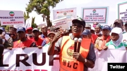 Shugaban kungiyar kwadagon Najeriya ta NLC, Ayuba Wabba yana jawabi a lokacin zanga-zangar da suka yi a Kaduna a bara (Twitter/NLC)