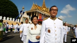 លោក សម រង្ស៊ី ប្រធាន​គណបក្ស​សង្គ្រោះ​ជាតិ​និង​ភរិយា​គឺ​លោកស្រី ជូឡុង ​សូមូរ៉ា​​ ចូល​រួម​នៅ​ក្នុង​ពិធី​រំឭក​ខួប​លើក​ទី​១០​នៃ​ការ​គ្រង​រាជ្យ​សម្បត្តិ​របស់​ព្រះមហាក្សត្រ​ នរោត្តម សីហមុនី កាល​ពី​ថ្ង​ពុធ ទី​២៩ ខែ​តុលា ឆ្នាំ​២០១៤។