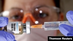 Sanofi y GSK han asegurado acuerdos para la vacuna y el adyuvante con Estados Unidos y Gran Bretaña, y están en conversaciones avanzadas con la Unión Europea para suministrarle hasta 300 millones de dosis.