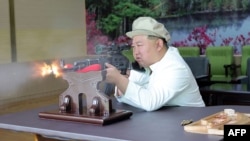 Kiongozi wa Korea kaskazini, Kim Jong Un akifanya majaribio ya urushaji makombora katika picha iliyochukuliwa August 3 hadi August 5, 2023. Kwa niaba ya KCNA