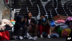 Migrantes venezolanos esperan ayuda afuera de la Comisión Mexicana de Ayuda a Refugiados en Ciudad de México, el 20 de octubre de 2022.