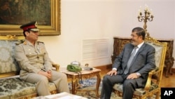 Misr Mudofaa vaziri general-leytenant Abdul Fattoh al-Sissiy (chapda) va prezident Muhammad Mursiy, Qohira, 13-avgust, 2012-yil