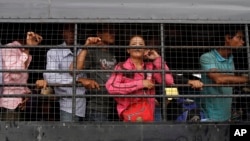 រូបឯកសារ៖ ពលករ​ចំណាកស្រុក​ខ្មែរ​ធ្វើ​ដំណើរ​ពី​ប្រទេស​ថៃ​មក​​ដល់​ច្រក​ព្រំដែន​អន្តរជាតិ​កម្ពុជា-​ថៃ នៅ​​ក្រុង​ប៉ោយប៉ែត ថ្ងៃទី១៧ ខែមិថុនា ឆ្នាំ២០១៤។ 