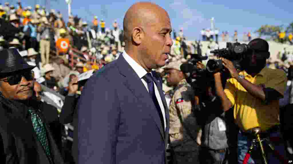 L'ancien président Michel Martelly arrive pour les funérailles de l'ancien président René Préval à Port-au-Prince, Haïti, le 11 mars 2017.