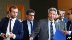 Rais wa Baraza la Usalama Gustavo Meza-Cuadra (wa pili kushoto) akiwa na timu ya Baraza la Usalama la UN wakati walipowasili uwanja wa ndege wa kimataifa Naypyitaw, Myanmar, April 30, 2018.