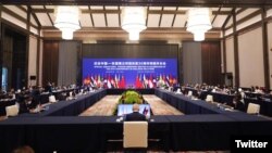 ជំនួប​ពិសេស​រវាង​រដ្ឋមន្ត្រី​ការបរទេស​ចិ​ន និង​រដ្ឋមន្ត្រី​ការបរទេស​អាស៊ាន ដើម្បីប្រារព្ធ​ខួប៣០​ឆ្នាំ​នៃ​ភាព​ជា​ដៃគូរវាង​ភាគី​ទាំងពីរ នៅ​ទីក្រុង Chongqing ប្រទេស​ចិន ថ្ងៃទី៧ ខែមិថុនា ឆ្នាំ២០២១។ (Twitter/@Menlu_RI)