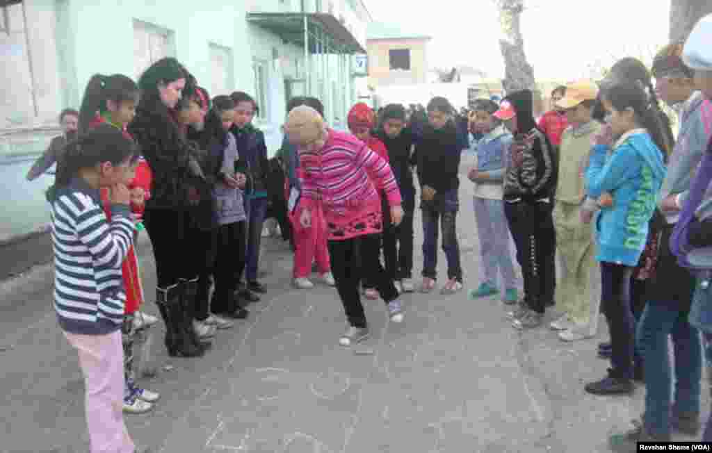 Qishki ta'til davomida qizaloqlar lappak o'yini to'garagida