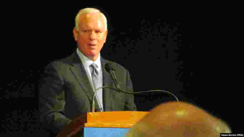 Babban Shugaban&nbsp;​Hukumar Da Ke Kula Da Ma'aikatun Yada Labarun Amurka Ta BBG, wadda VOA ke karkashin ta, wanda ya mikawa ma'aikatan kyautukan