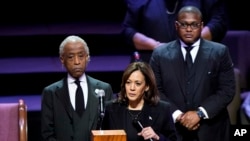 Potpredsednica SAD Kamala Haris govori na sahrani Tajrija Nikolsa u Memfisu, 1. februara 2023.