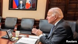 Президент США Джо Байден проводит виртуальные переговоры с президентом России Владимиром Путиным, 7 декабря 2021 г. 