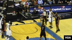 Chris Bosh convierte los tiros libres al final del partido para poner la paridad y luego llegaria el desnivel a favor del Heat.