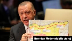 Recep Tayyip Erdogan hilgirtina nexşeya sinorê Sûriya di civata giştî ya NY bya 74an de li New York.