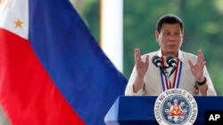 រូប​ឯកសារ៖ លោក រ៉ូឌ្រីហ្គោ ឌូធឺតេ (Rodrigo Duterte) ថ្លែង​សុន្ទរកថា​​ក្នុង​ទិវា​វីរជន​ហ្វីលីពីន​នៅ​ទី​ក្រុង Taguig city ខាង​កើត​រដ្ឋធានី​ម៉ានីល កាល​ពី​ថ្ងៃ​ទី​២៩ ខែ​សីហា ឆ្នាំ​២០១៦។