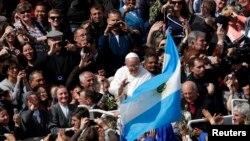 El papa Francisco ofrece primeras señales de lo que se espera sea una relación muy cercana con América Latina.