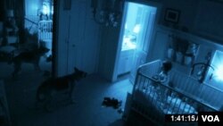 Actividad Paranormal invirtió $1.5 millones en la producción de la película y recaudó $92 millones de dólares. La tercera réplica de la historia está prevista estrenarse en octubre de este año.