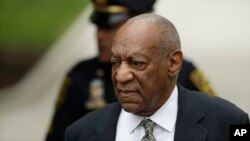 Bill Cosby arrive sous escorte policière au tribunal de comté de Montgommery, dans le Maryland, 15 juin 2017.