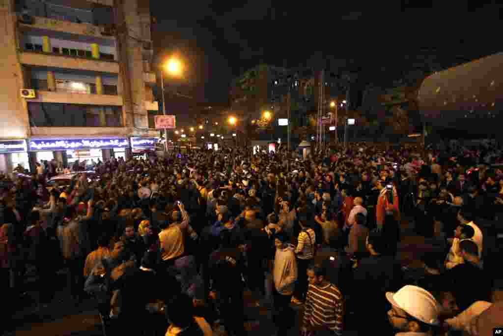 Protesters gather during clashes between supporters and opponents of Egyptian President Mohamed Morsi outside the presidential palace in Cairo, Egypt, December 5, 2012.