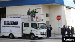 2021年元旦香港民間人權陣線未能按過去多年的傳統發起元旦大遊行，今年以一輛貨車巡遊，展示市民聯署的巨型標語，要求當局釋放所有因反送中等社會運動被捕入獄的政治犯 （路透社照片）