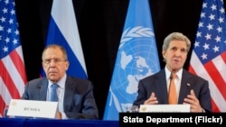 លោក​រដ្ឋ​មន្ត្រី​ការបរទេស​ស.រ.អា. John Kerry និង​លោក​រដ្ឋមន្ត្រី​ការបរទេស​រុស្សី​ Sergei Lavrov នៅ​ក្នុង​សន្និសីទ​កាសែត​ នៅ​ថ្ងៃ​ទី​១២​ ខែ​កុម្ភៈ ឆ្នាំ​២០១៦​ បន្ទាប់​ពី​កិច្ច​ប្រជុំ​អន្តរជាតិ​នៃ​ក្រុម​គាំទ្រ​ស៊ីរី​ នៅ​ក្នុង​ទីក្រុង​ Munich ប្រទេស​អាល្លឺម៉ង់។​