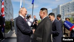 រូបឯកសារ៖ ប្រធានាធិបតីរុស្ស៊ីលោក Vladimir Putin និង​មេដឹកនាំ​កូរ៉េខាងជើង​លោក Kim Jong Un ចាប់ដៃស្វាគមន៍គ្នា​នៅ​ប្រទេសរុស្ស៊ី កាលពីថ្ងៃទី១៣ ខែកញ្ញា ឆ្នាំ២០២៣។ (KCNA via REUTERS)