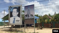 ផ្ទាំង​រូបថត​ចាស់​លោក កែម ឡី បន្ត​ដាក់​តាំង​នៅ​មុខ​គេហដ្ឋាន​លោក​ក្នុង​ឃុំ​លាយបូ ស្រុក​ត្រាំកក់ ខេត្តតាកែវ​ កាលពី​ថ្ងៃទី​៩ ខែកក្កដា ឆ្នាំ​២០១៨។ (ហ៊ុល រស្មី​/VOA) 