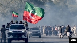 گروهی از حامیان حزب تحریک انصاف در شهر حسن ابدال در نزدیکی اسلام آباد، پایتخت پاکستان