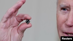 Arhiva - Predsednik SAD Džo Bajden drži poluprodovnički čip, tokom razgovora u Beloj kući, u Vašingtonu, 24. februara 2021.