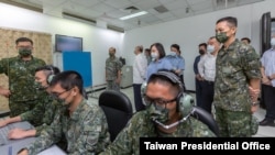 台灣總統蔡英文在空軍防空暨飛彈指揮部所屬部隊視察接戰程序演練。（台灣總統府提供）